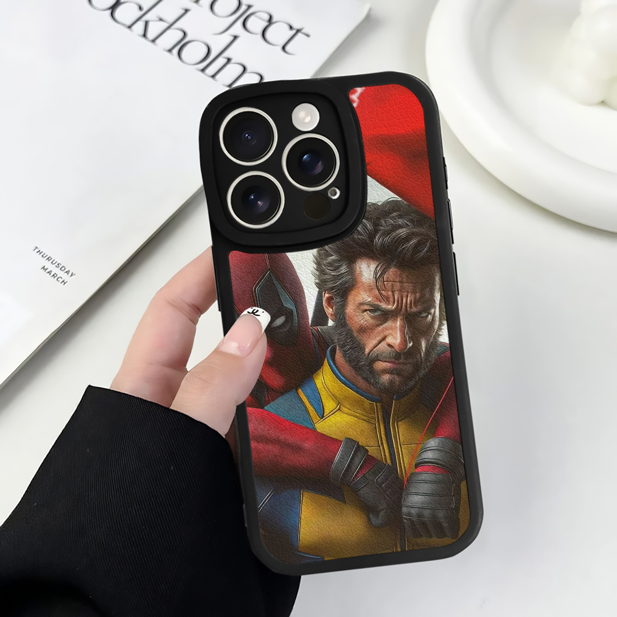 （画像用） Deadpool デッドプール 【iPhone 16シリーズ対応】シリコンスマホケース（レザー調） 材質：シリコン